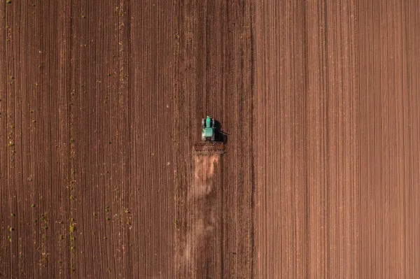 耕作シーズン前に農業用トラクター車両と農業用トラクター車両を播種シーズン前に接続し ドローンの貧困から見た空中撮影をトップダウン — ストック写真