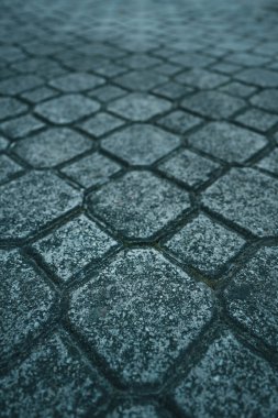 Seçici odak, soyut arkaplan ve kopyalama alanı olarak azalan perspektif kaldırımları