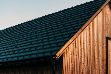 Alp mimarisi, Sloven kırsal köyünde yeni bir evin çatısı, seçici bir odak noktası