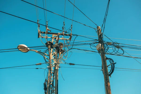 Straßenlaterne Mit Strommast Und Elektrischen Leitungen Niedriger Blickwinkel — Stockfoto