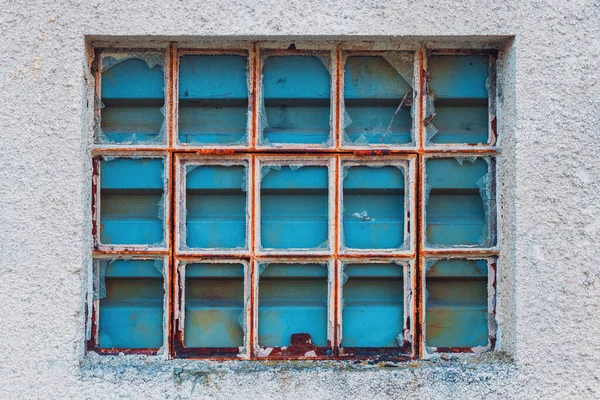 産業背景として壊れたガラスが付いている古い工場倉庫の格子窓 — ストック写真