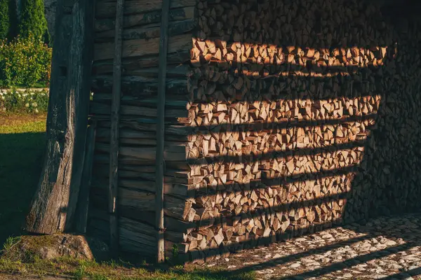 冬季在农舍堆放碎木柴 有选择地集中注意 — 图库照片