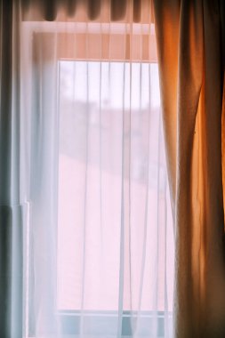 Ekran perdeleri ve dikey görüntü ile mutfak penceresinden gelen parlak ışık