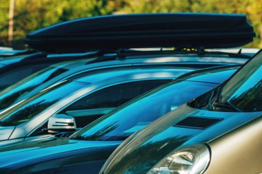 Kapalı taşıma çantası olan araba otoparka bağlı, seçici odaklı.