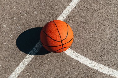 Dış sahada asfalt yüzeyi olan basketbol topu, seçici odaklanma