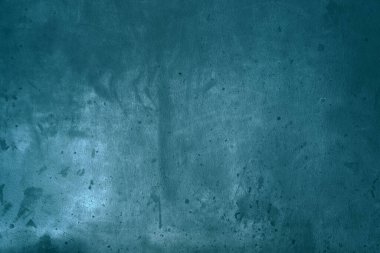 Grunge dokusu, arka plan ve tasarım elementi olarak leke ve çizik izleri olan kirli mavi duvar.
