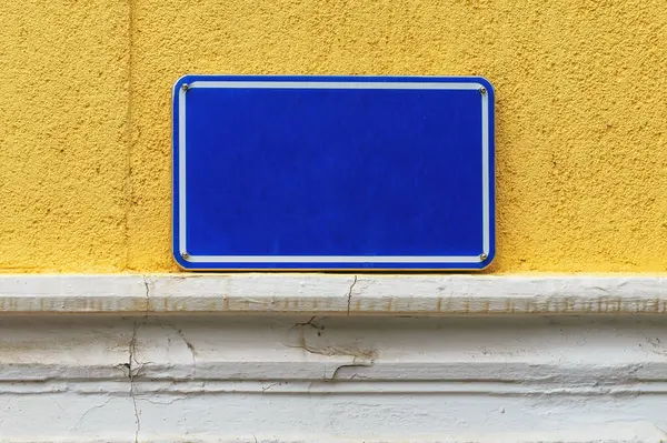 Straatnaambordplaat Blauwe Metalen Plaat Oude Gele Muur Mockup Kopieerruimte Designelement — Stockfoto