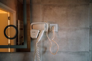 Saç kurutma makinesi ve ayna banyoda, seçici odaklanma