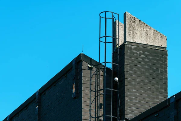 穏やかな鋼鉄産業煙突の梯子 選択的な焦点 — ストック写真