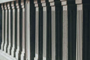 Gri beton balüstrad oluşum kalıbı, klasik retro mimari özellik, seçici odak