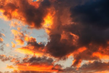 Yaz günbatımında dramatik bir gökyüzü, doğal arka plan olarak canlı bulutlar.