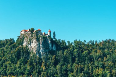 Kanlı kale, Slovenya 'nın en eski şatosu ve 1004 yılına kadar uzanan en ünlü simgelerinden biri.