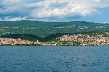 Adriyatik 'in güzel sahil şeridi ve Crikvenica şehir plajı, turistlerin yelkenli teknesinden tatil yaptıkları ünlü tatil beldesi.