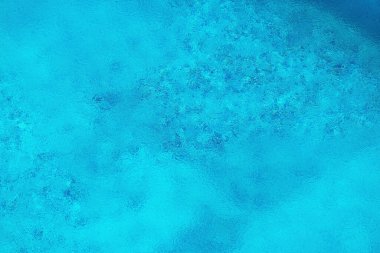 Yağmur damlaları açık havuz suyu yüzeyinde dairesel desen oluşturur ani yaz yağmuru sırasında, yüksek açı manzarası