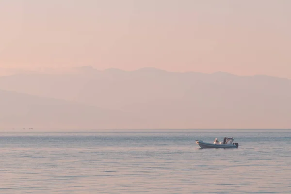 Yazın Gün Doğumunda Teknede Balık Tutan Balıkçı Seçici Bir Odak — Stok fotoğraf