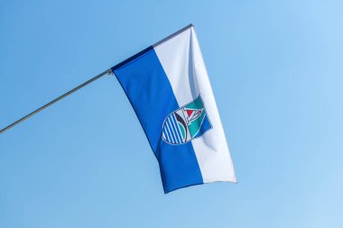 Bohinjska Bistrica, Slovenya - 25 Ağustos 2023: Bohinj belediye bayrağı mavi gökyüzüne karşı