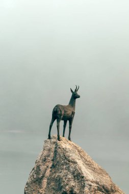 Ribcev Laz, Slovenya - 25 Ağustos 2023: Bohinj Gölü yakınlarındaki Goldenhorn (Zlatorog) heykeli, Sloven Altın Boynuzlu Geyik efsanesine atıfta bulunmuştur.