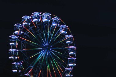 Lunaparktaki panoramik manzara için dönme dolap yaz gecelerinde eğlenceli ve seçici bir odak noktasıdır.