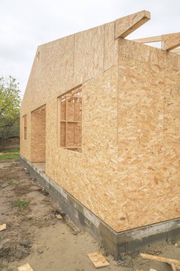 Prefabrik ahşap ev inşaatı, ahşap kirişler ve tahta yonga tahtaları, seçici odak