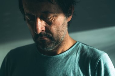 Orta yaşlı bir adamın orta yaş krizi. Üzücü ve umutsuz bir ruh hali içinde, 40 'lı yaşlarda bir adamın yakın plan portresi. Seçici odak.