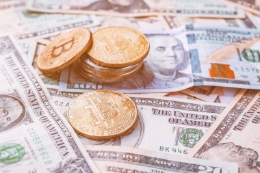 ABD doları banknotları üzerine yığılmış Bitcoin paraları, seçici odak
