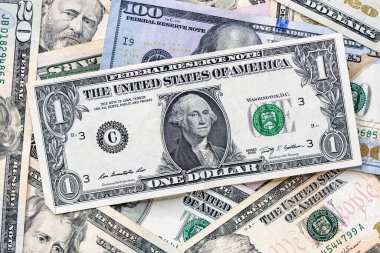 Üzerinde 1 dolarlık banknotlar olan bir yığın banknot.