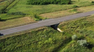 Kırsal alanda çok amaçlı aracın hava görüntüsü, insansız hava aracı yüksek açılı görüntüsü.