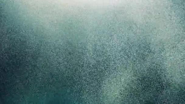 抽象的な自然の背景 低いキー映像として表面およびライトに向かって動く深い水の気泡 — ストック動画