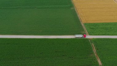 Tarımsal kırsal alanda büyük bir tırın hava görüntüsü, insansız hava aracının yüksek açılı görüntüsü