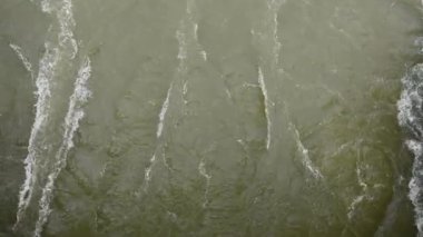 Nehir barajında kaynamış su yüzeyi, üst manzara.