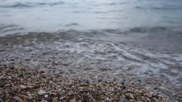 Океанічні Хвилі Морська Піна Розбризкує Гальку Приморському Пляжі Похмурий Літній — стокове відео