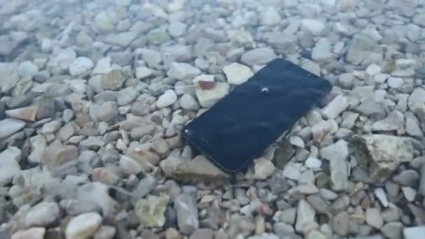 Ztracený Poškozený Mobilní Telefon Ponořený Mořské Vodě Ruční Záběry — Stock video
