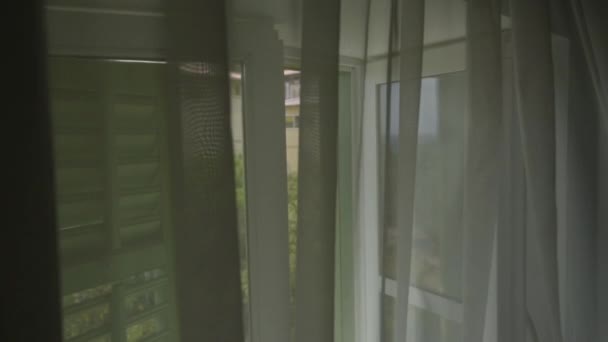 海辺のアパートの窓のシャッターとカーテン 選択的な焦点 — ストック動画