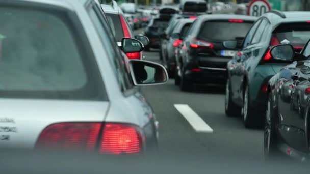 Duża Kolejka Pojazdów Autostradzie Płacić Opłaty Latem Selektywne Ukierunkowanie — Wideo stockowe