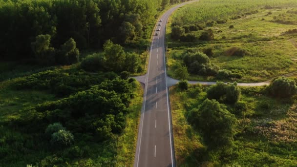 Drum Rural Multe Mașini Apus Soare Împușcat Aerian Din Drone — Videoclip de stoc