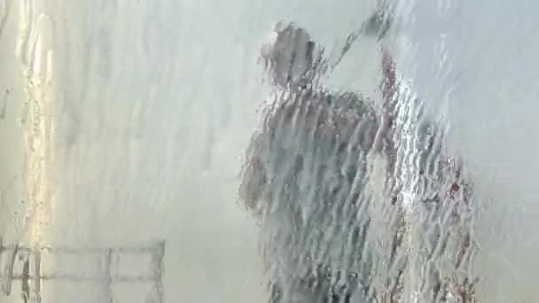 Άνθρωπος Πλένει Αυτοκίνητο Νεροπίστολο Πλυντήριο Αυτο Service Soap Sud Κερί — Αρχείο Βίντεο