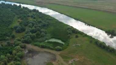 Tamis Nehri 'nin Sırbistan' ın Voyvodina ilindeki Banat bölgesinin düz manzarasından akan hava görüntüsü, insansız hava aracı pov yüksek açılı görüntüsü
