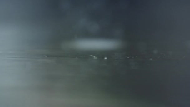 夏季阵雨时 雨滴落在混凝土地面上的慢镜头 低视角 选择性聚焦 — 图库视频影像