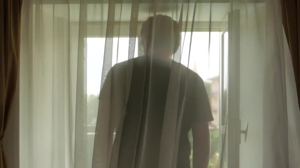 Depressieve Man Slaapkamerraam Achter Gordijnen Kijken Uit Overwegen Achteraanzicht Selectieve — Stockvideo