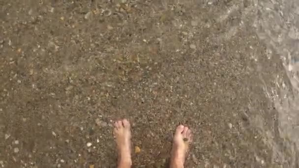 Повний Збитий Зверху Чоловічі Ноги Стоять Гравії Мілководді Розмиті Хвилями — стокове відео
