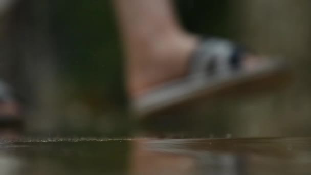 Kobieta Plastikowych Kapciach Spacerująca Betonowej Podłodze Podczas Letniego Deszczu Wybiórcza — Wideo stockowe