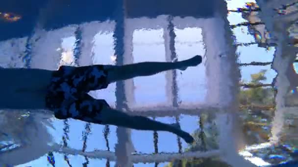 屋内プール水に浮かぶ溺れた男 概念的な水中撮影 — ストック動画