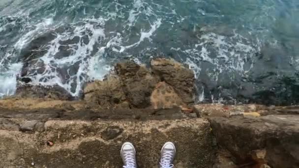 Αυτοκτονικός Ιδεασμός Σκέψεις Νεαρός Που Στέκεται Στο Βράχο Του Ωκεανού — Αρχείο Βίντεο