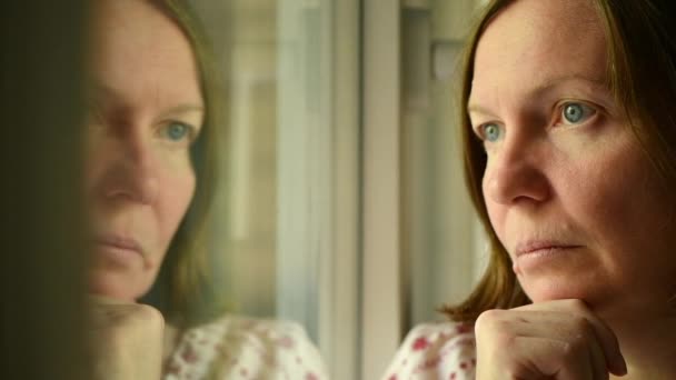 Сумна Самотня Жінка Середнього Віку Яка Дивиться Вікно Думає Вибірковий — стокове відео