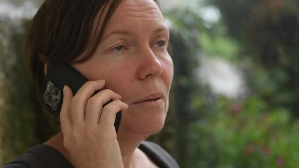Porträt Einer Erwachsenen Frau Die Regen Mit Dem Handy Telefoniert — Stockvideo
