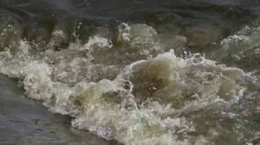 Lağım boruları nehre dökülüyor, su kirliliği ve çevresel hasar kavramı, seçici odaklanma