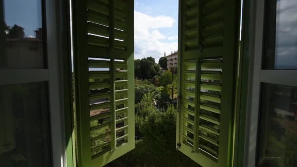 Открытое Окно Зелеными Деревянными Ставнями Видом Ловран Туристическое Направление Истрии — стоковое видео
