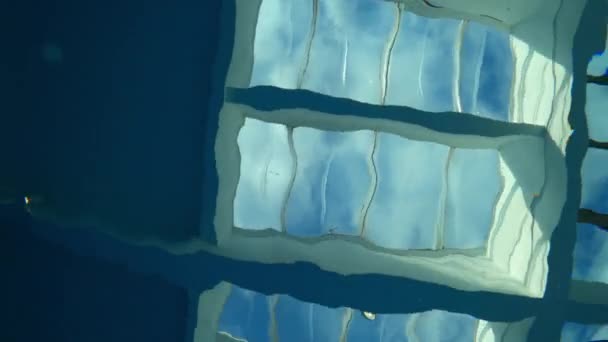Ertrunkener Mann Schwimmt Schwimmbadwasser Unterwasserschuss — Stockvideo