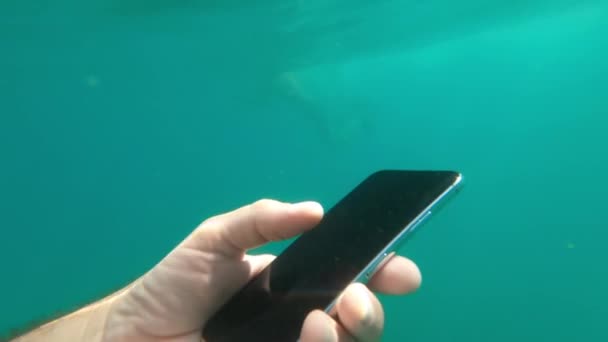 Χρησιμοποιώντας Smartphone Υποβρύχια Ενώ Κολύμπι Στον Ωκεανό Κοντινό Πλάνο — Αρχείο Βίντεο