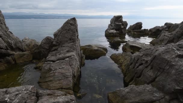 科沃纳湾的亚得里亚海岩石海岸线 大岩石海岸线在克罗地亚老城洛夫兰 有选择的重点 — 图库视频影像
